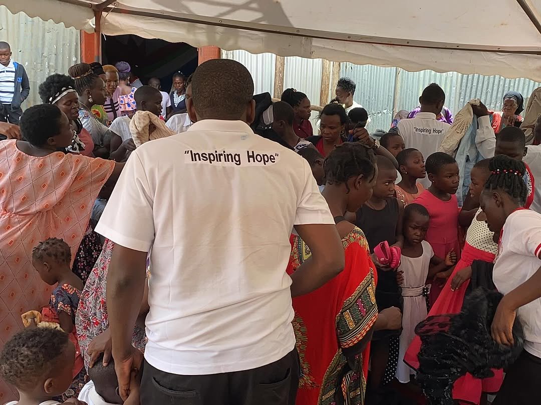 DaMaC volunteers helping at clothing drive